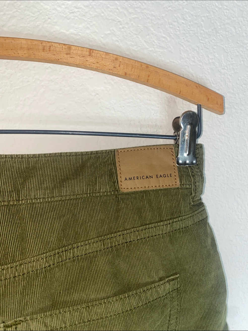 💋 Olive green American Eagle cuffed corduroy shorts with pleated front! - Picture 2 of 8